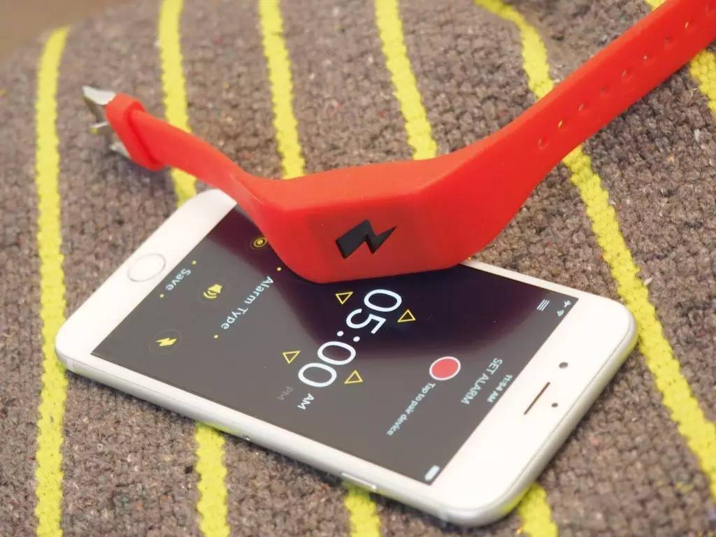 电击手环:起床困难户的最爱?