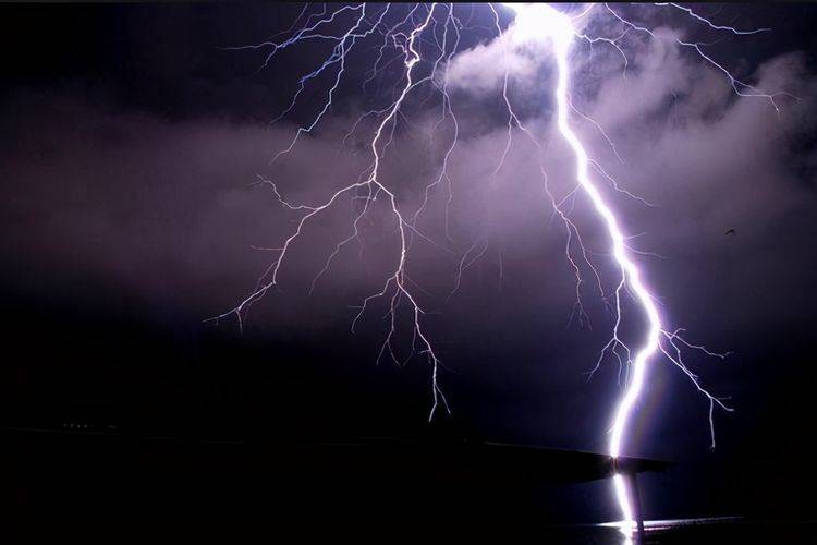 很多人喜欢"发誓"的时候说一句话,那就是喜欢用"天打雷劈"来形容自己