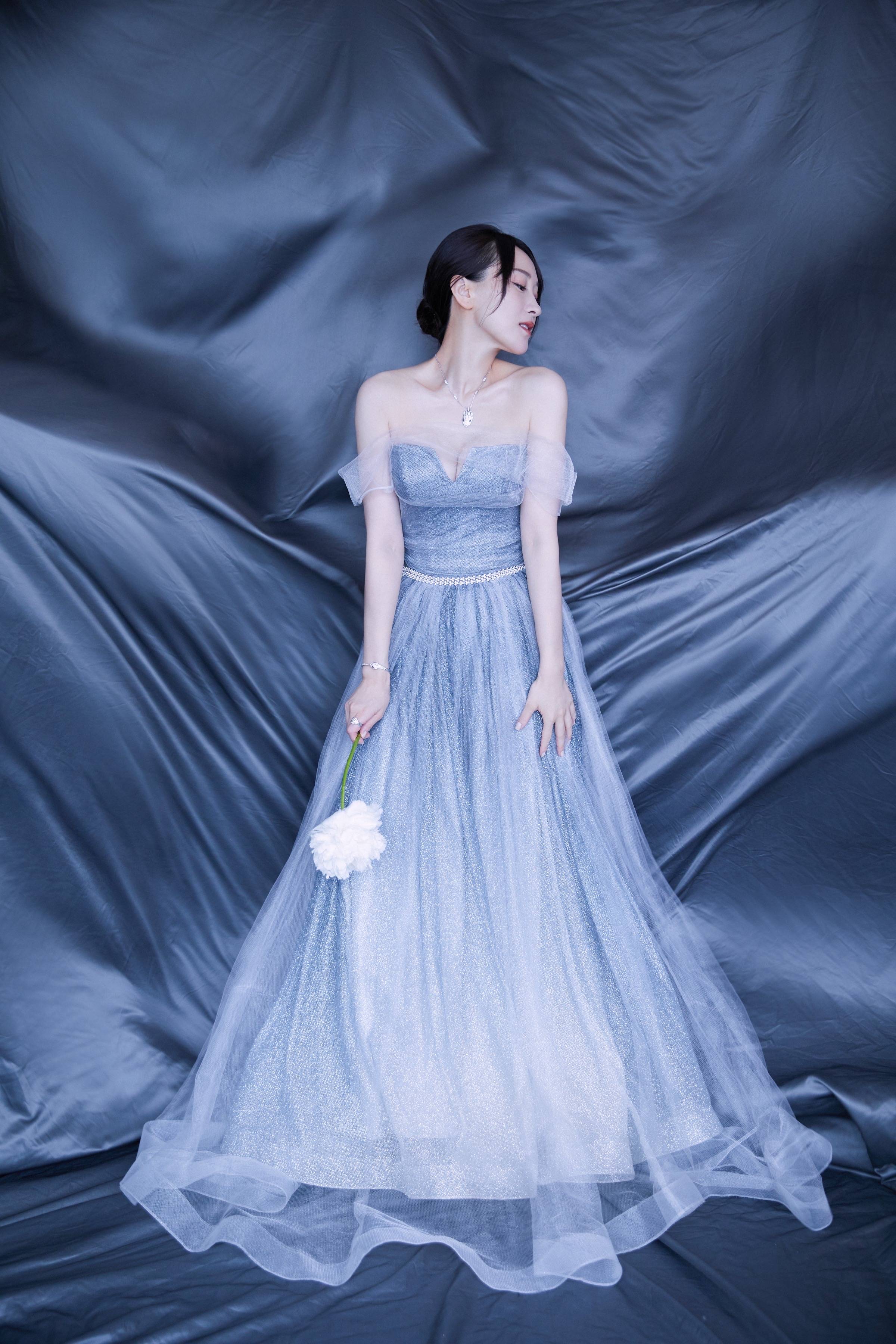 练练亮相时尚先生盛典,星空轻纱裙秀丽优雅