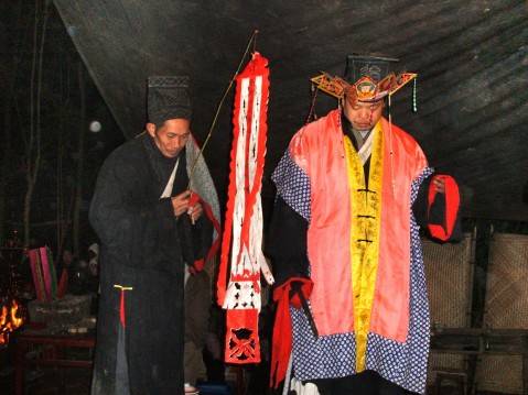 人死后,亲属请道师到家中为其做法事,称为"做道场",要为亡者设孝堂,置