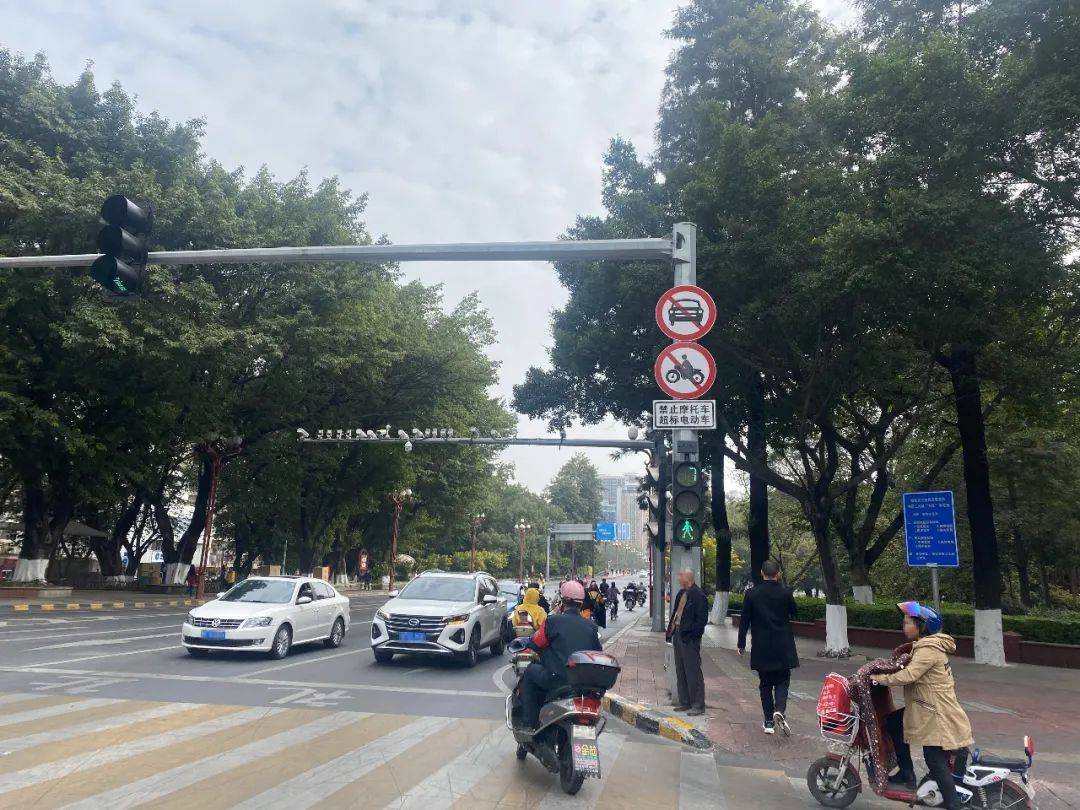 前日上午11時,西河橋東側(惠民北路與新華北路交匯處)的十字路口,此地