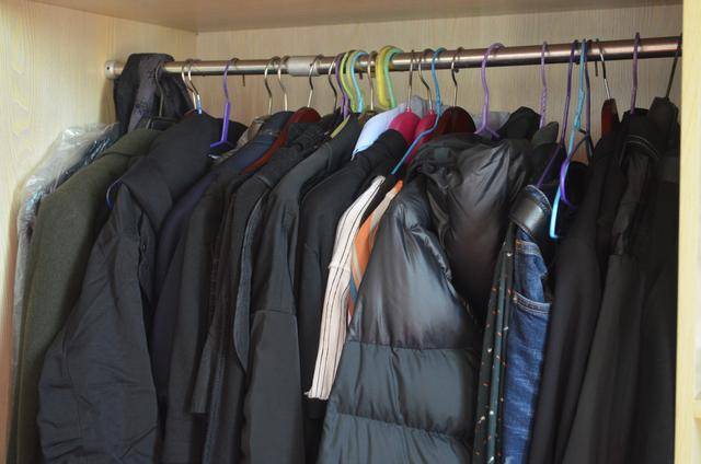 羽绒服收纳时,应该是叠放还是挂放?很多人做错了,看完长见识了