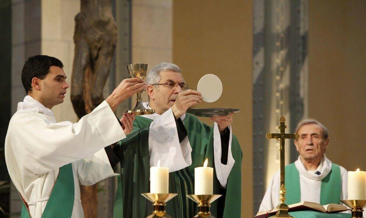 神圣罗马帝国时期,礼拜仪式及庆典活动中教堂音乐有何特点?