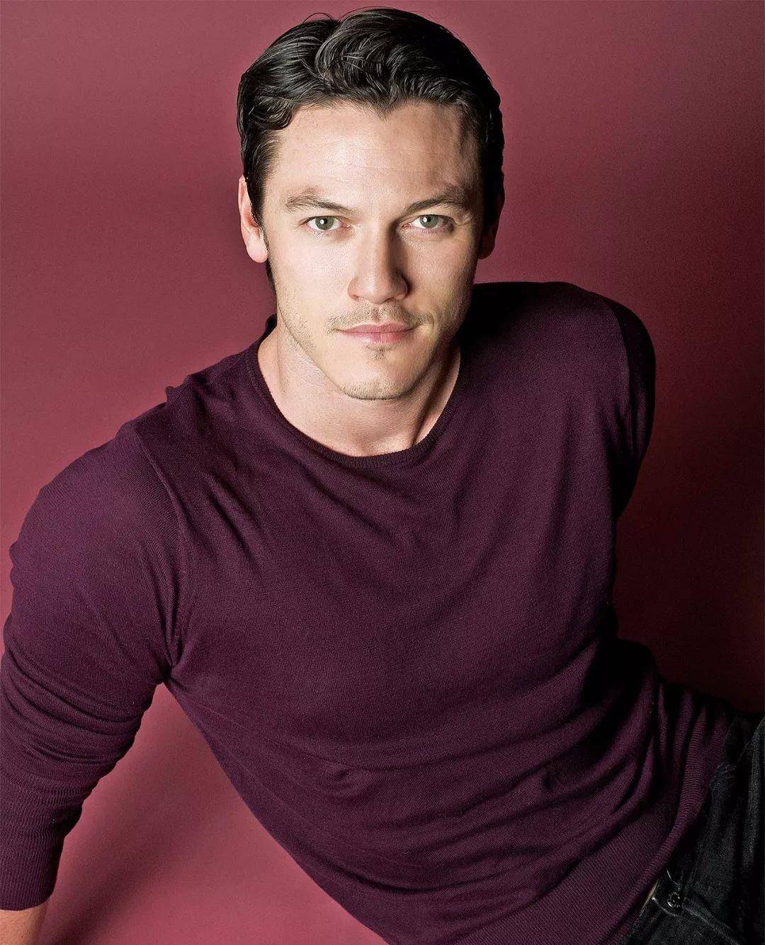 原创英国男演员lukeevans被时尚大刊评为年度男士