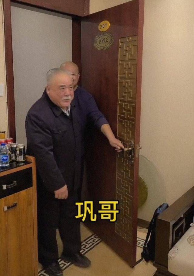 原创63岁冯巩与66岁李嘉存相聚两人含泪相拥小3岁却被叫巩哥