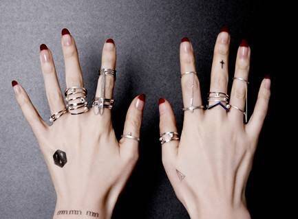 那英两手齐戴9枚戒指，你的指头却还在“裸奔”！戒指怎么戴显手美？真相是……