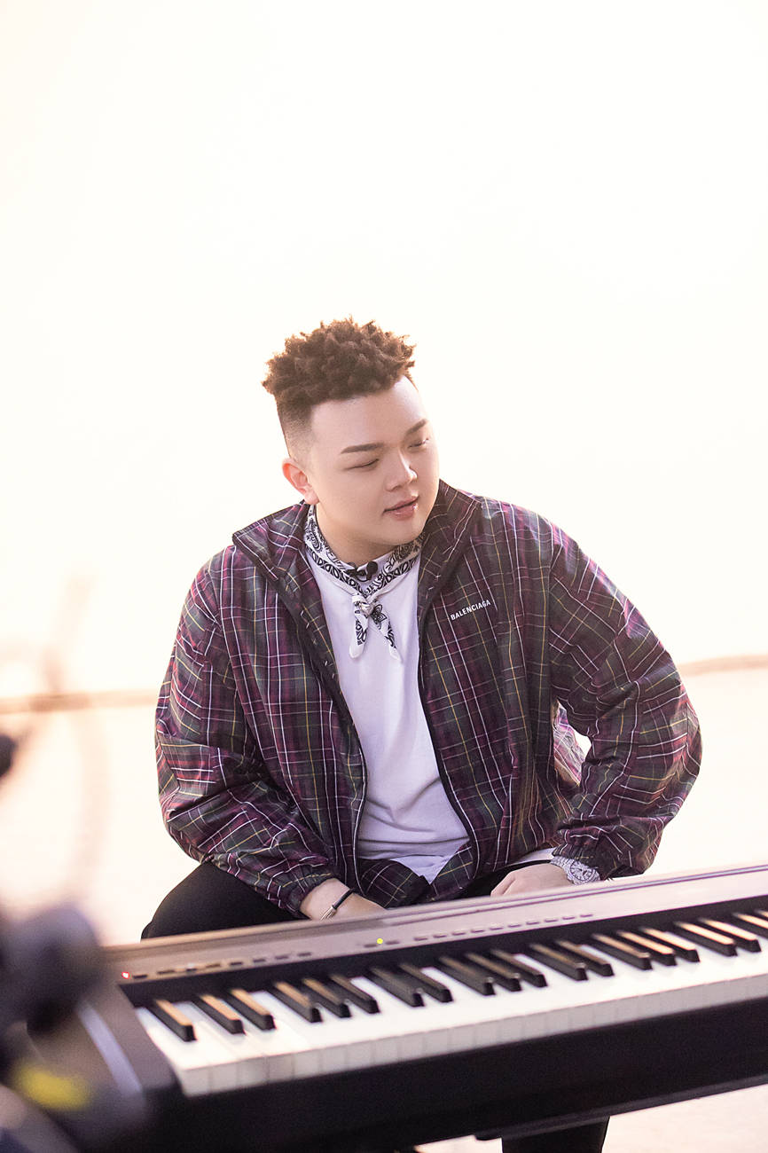 湖南卫视1212超拼夜的晚会现场,艾福杰尼携伴舞们带来全员重量级可爱