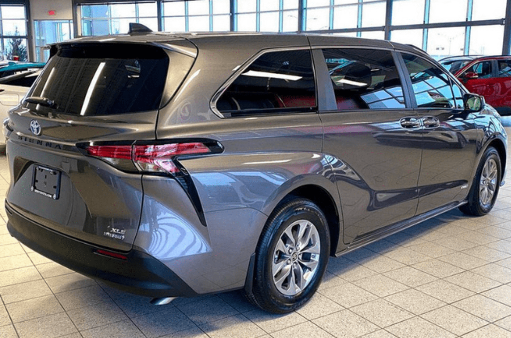 外观帅气空间舒适丰田全新塞纳海外实拍