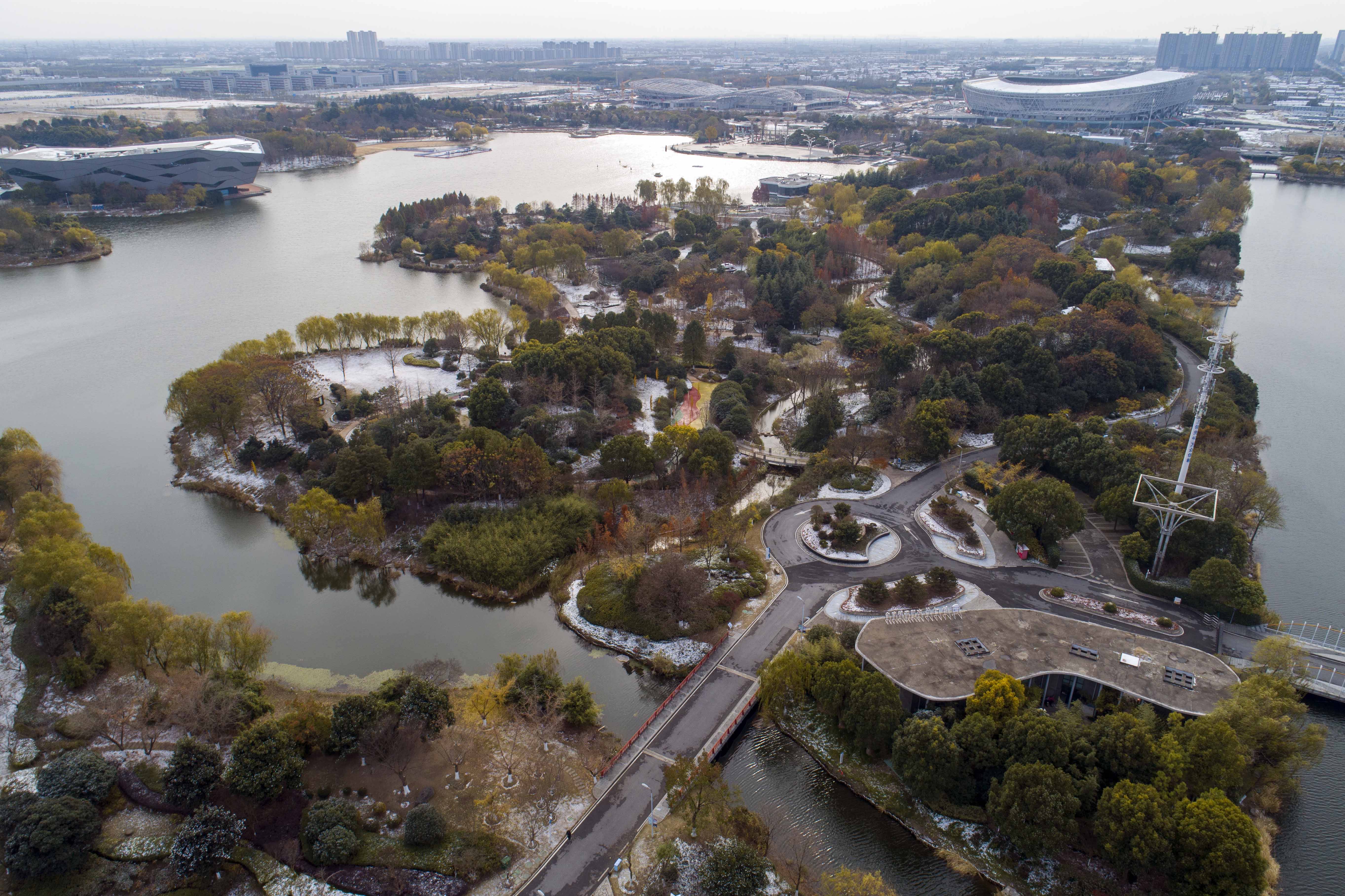 2020年12月14日,拍攝的江蘇泰州天德湖公園雪景.