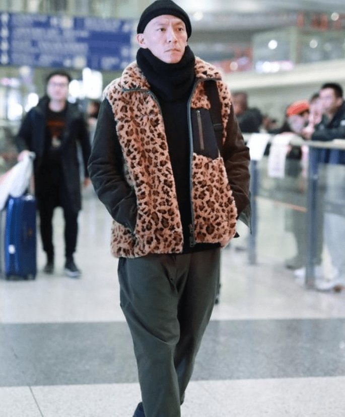 原创44岁张震瘦成皮包骨穿豹纹马甲演绎土味时尚型男变成小老头