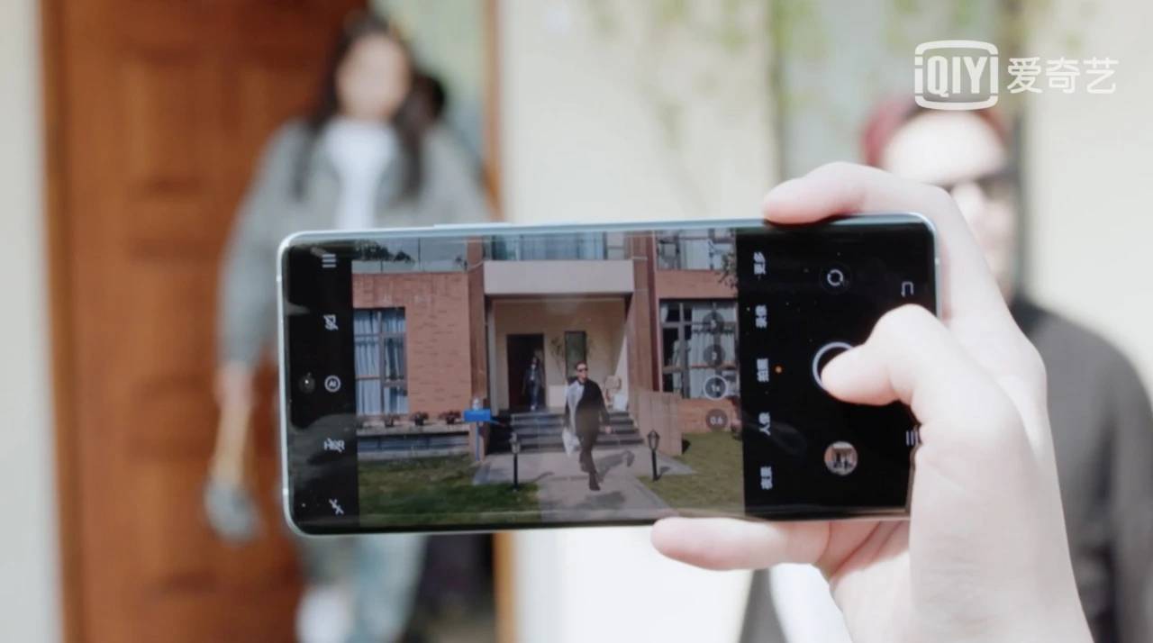 vivo x60:蔡司光学镜头 微云台2.