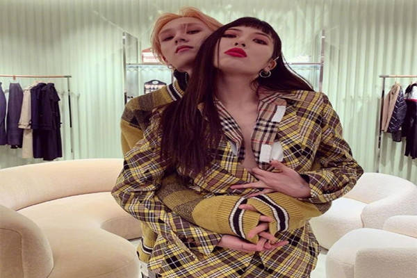 泫雅,金晓钟穿同样的连体衣