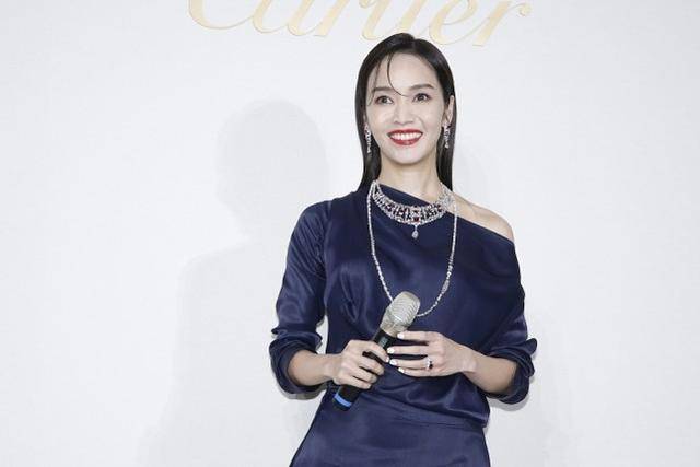 侯佩岑的皮肤也太白了吧,穿斜肩礼服显身材,感觉真有魅力