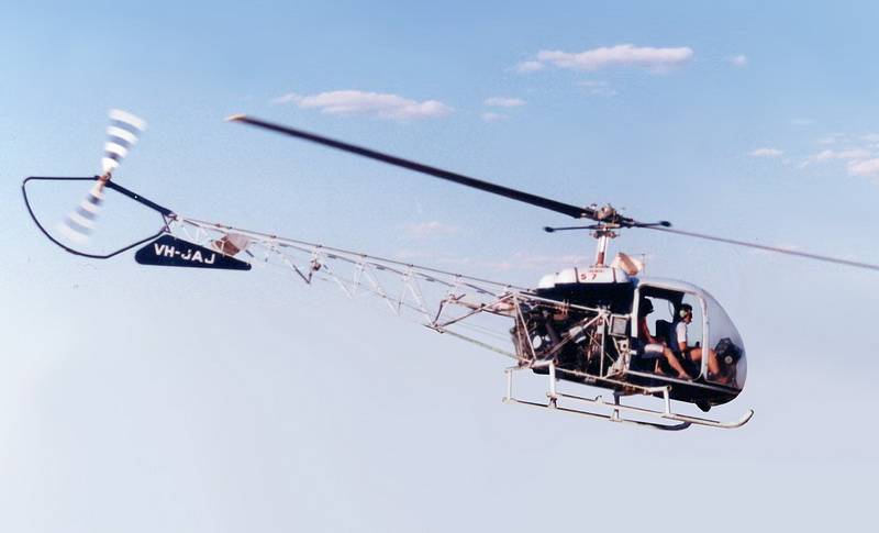 川崎对贝尔47进行了升级改进,整体框架,油箱,座舱等都重新设计,开发出