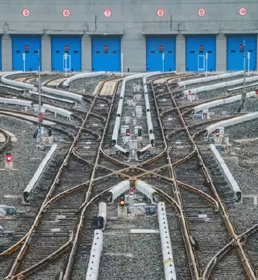 好奇地铁行驶到终点后是如何掉头的