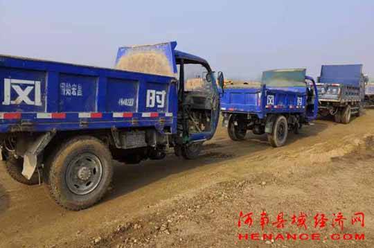 100多户急需用砂群众开着时风三轮车排成了长队