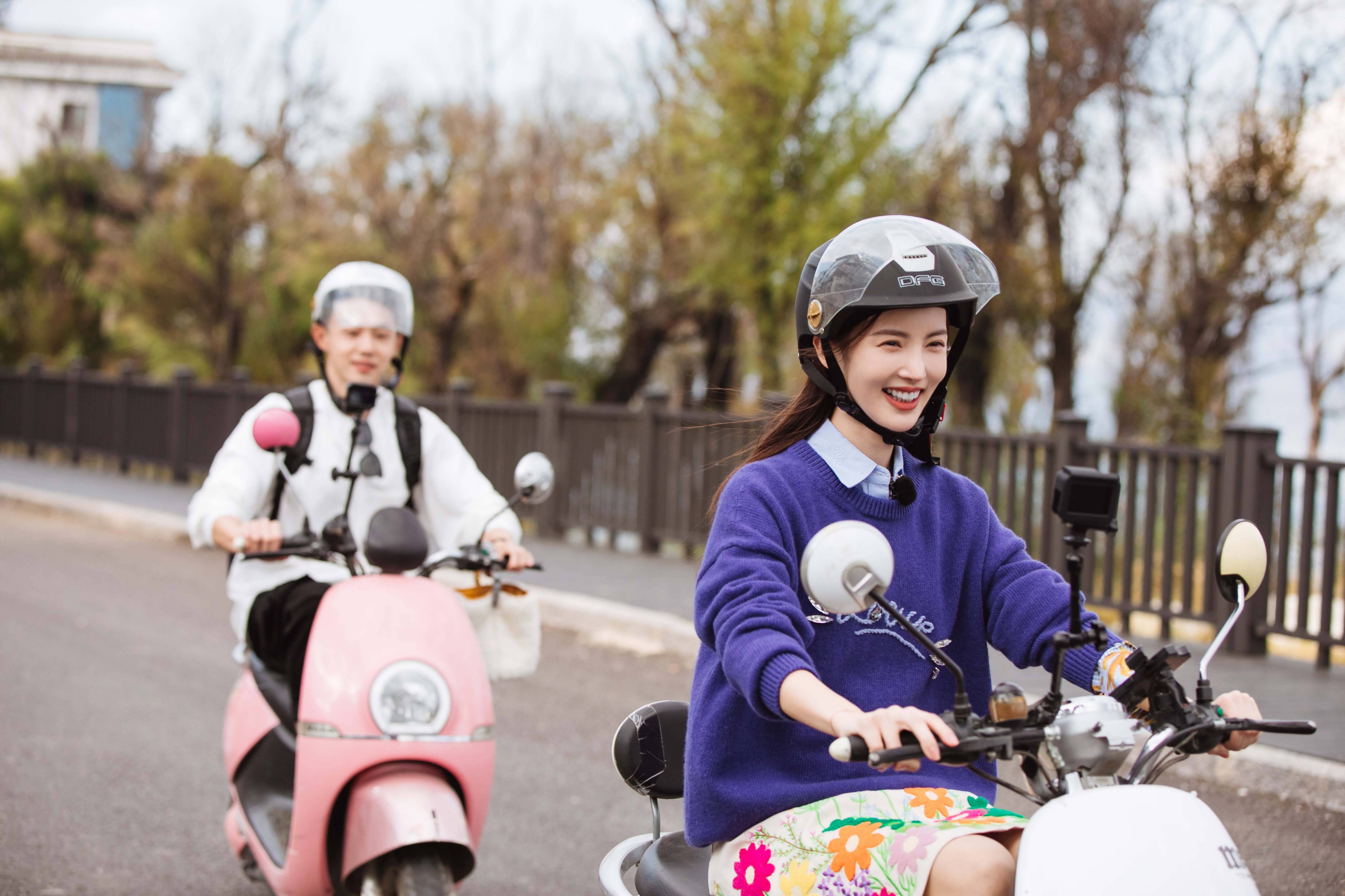 《女儿3》金晨陈一鸣约会气氛轻松 金晨骑电瓶车笑容灿烂