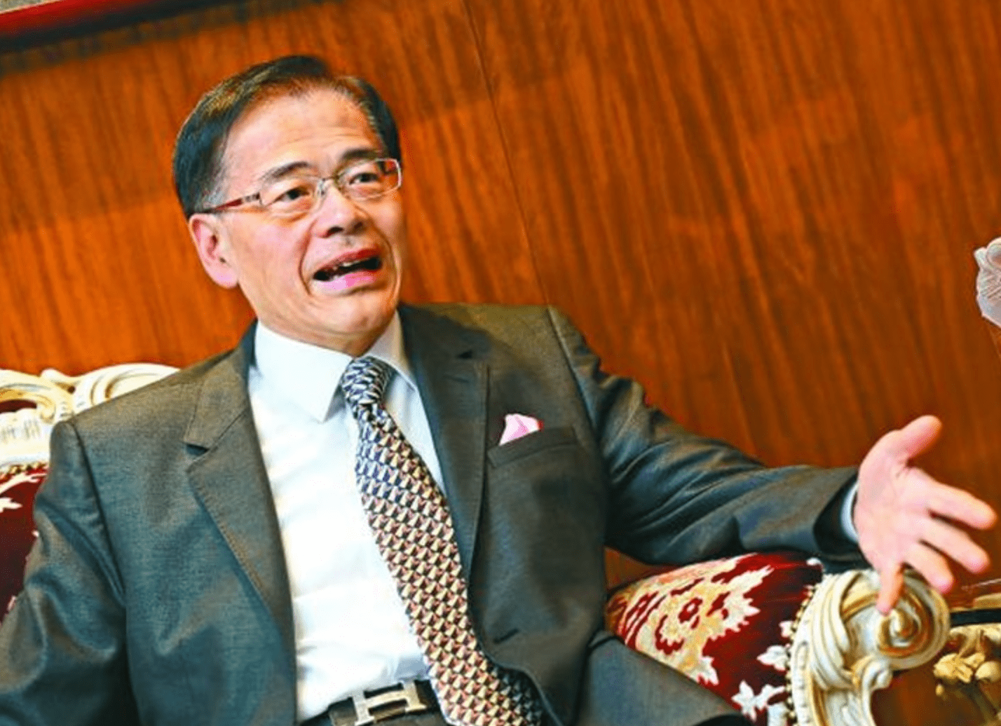 富商梁绍鸿难舍97岁母亲离世,靠母亲发家致富,照顾20年不曾远行_香港