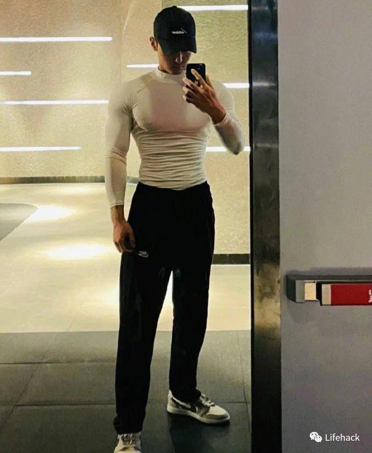 盛一伦的胸肌在娱乐圈是出了名的好,平时他在朋友圈晒健身照,网友的