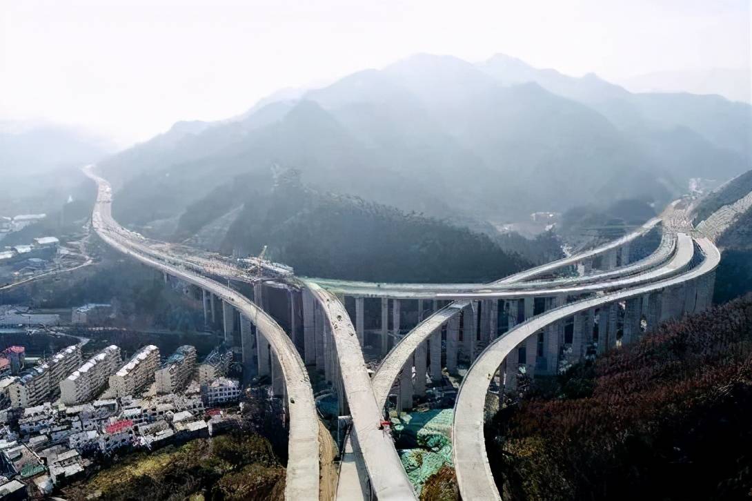 河南最长隧道!伏牛山隧道全线贯通,一洞穿两市