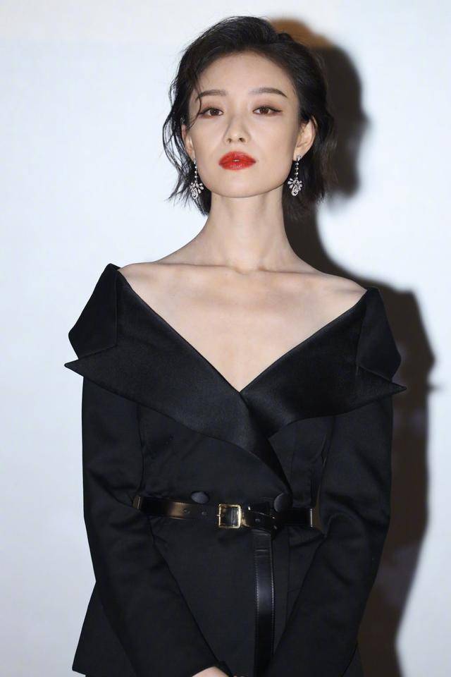 倪妮穿黑色西装气质绝了完美锁骨抢镜网友浑身都是韵味