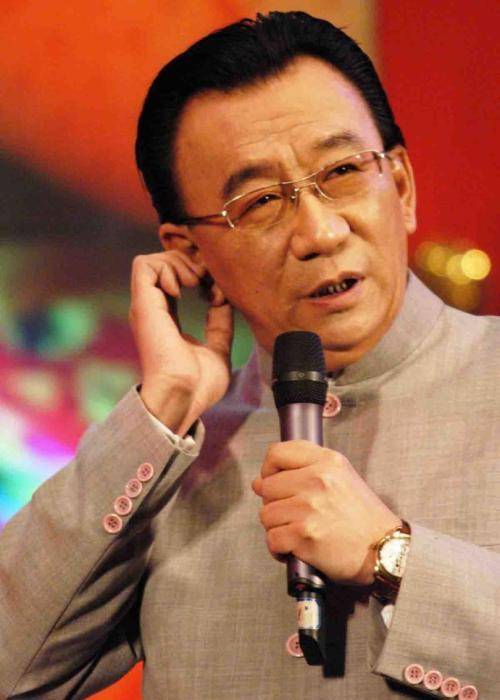 同为宝字辈演员,侯耀华当年拜师为何拜常宝华,不拜马志明?_相声