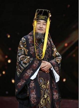 94版的《三国演义》配了30多个角色,里面比较有名的角色,如李肃,袁绍