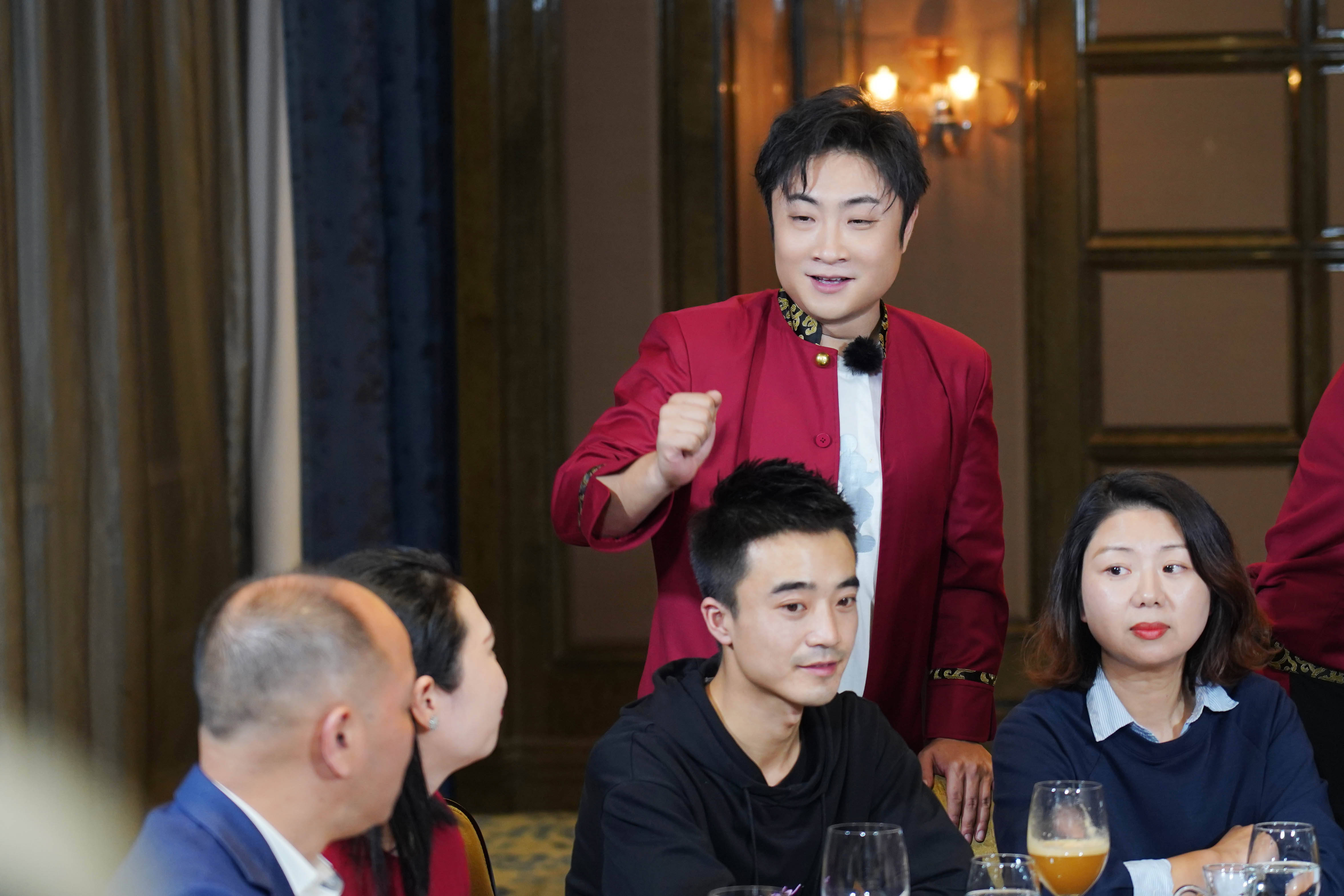 同时也展开公司新增副董事长职位的激烈竞聘,乔杉竟主动推选王耀庆,却