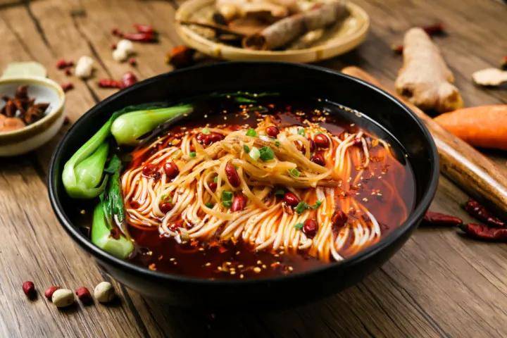 呼~嗦一口重庆小面!暖汤下肚,感受冬日里最大的满足!_手机搜狐网