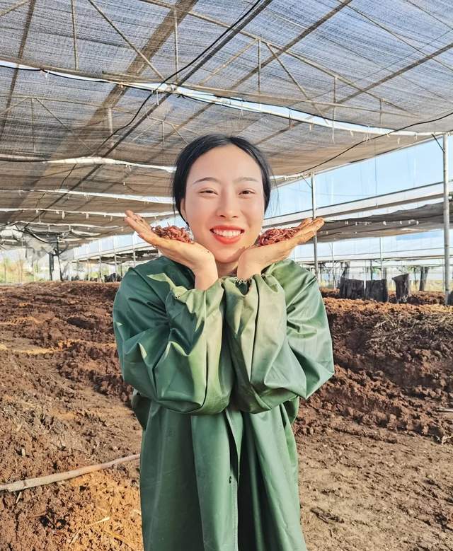 原创四川女孩大学毕业回到农村化粪为宝蚯蚓女神年入百万