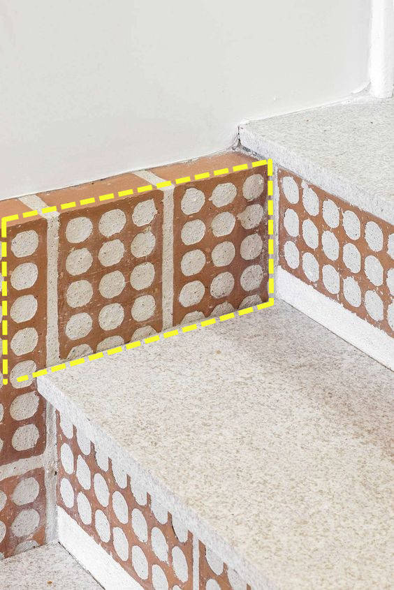 镂空红砖和水泥混合铺墙又铺地坚固耐用不说又玩出了花样