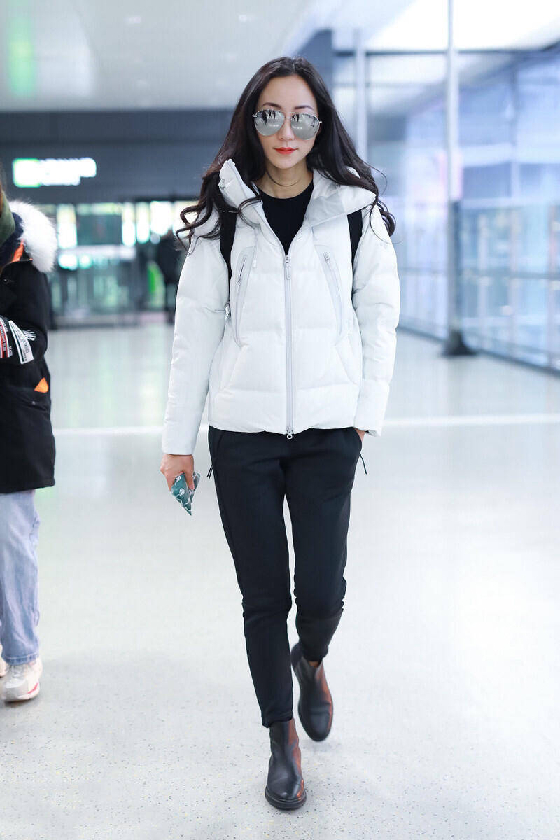 原创韩雪不愧是气质女神穿白色羽绒服配紧身裤保暖舒适简约低调