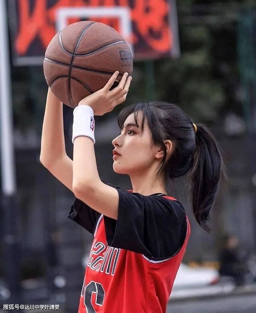 会打篮球的女生很帅,会跳投的女生更飒!