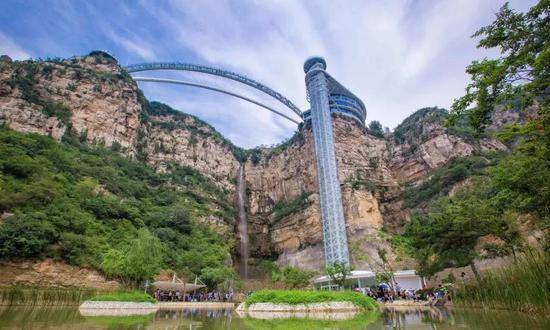 中国的“悬崖酒店”，住一晚需要5999元，游客：钱包太瘦！
