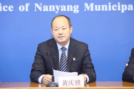 首先,请国网南阳供电公司总经理,党委副书记 黄庆骥先生介绍有关情况.