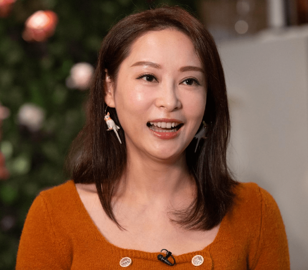 杨怡姐姐杨卓娜自曝至今仍未婚，与富商同居情如夫妻，女儿已11岁_杨志翘