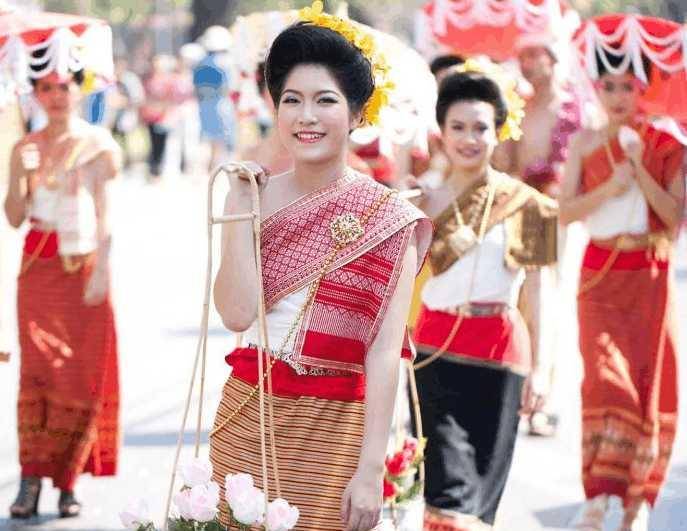 走进老挝这个古老的国家里, 见到打扮可爱的老挝女孩