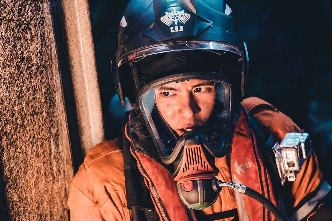 《紧急救援》力压《神奇女侠2》夺票房冠军,但观众口碑分歧大