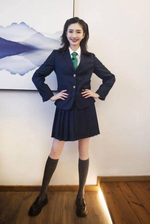 杨幂也太嫩了吧穿jk制服配芭比粉打底漫画身材羡煞旁人