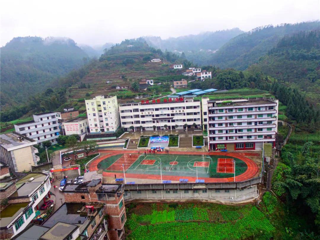 这个冬天不再寒冷沐爱镇两个学校的50名学生收到了一份暖冬礼物