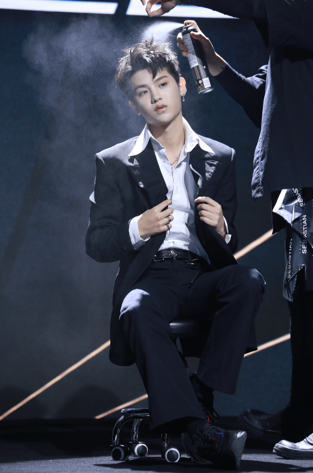 黄明昊走模特步帅到飞起 调侃想挑战寸头造型