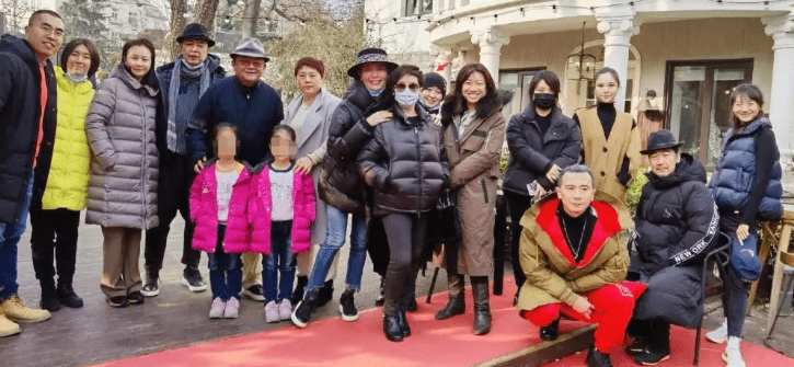 张铁林与张国立夫妇聚会 55岁女友罕见露面