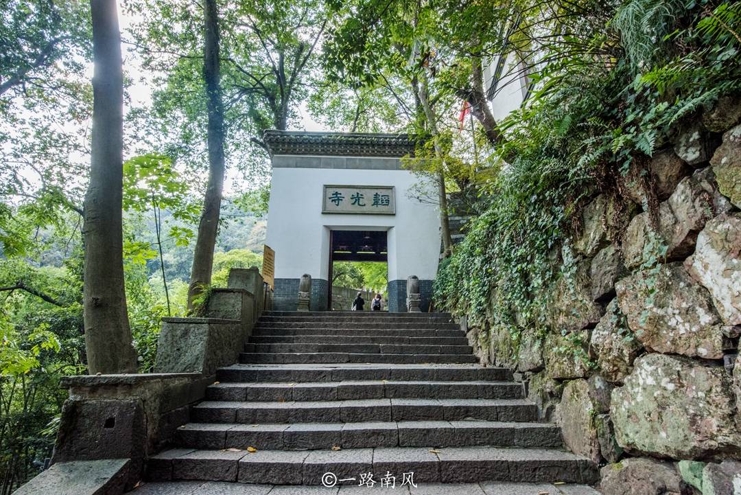 杭州少有的三教合一古寺，传说寺内泉水能治病，近灵隐游客却不多