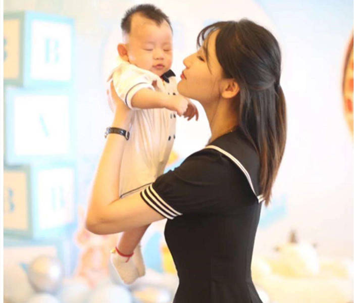 唐艺昕产后首次亮相恢复少女身材网友抬杠多少透露着点疲惫