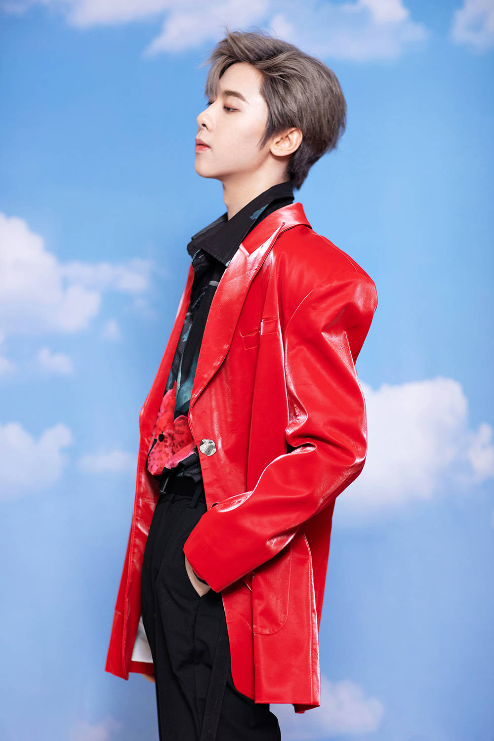 段旭宇亮相时尚盛典红衣耀眼气质满分