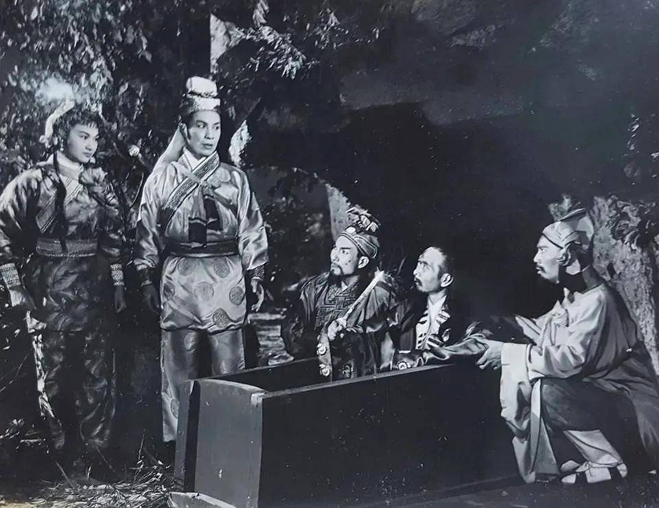 1977年香港佳艺电视台出品电视剧《碧血剑》1981年张彻导演电影