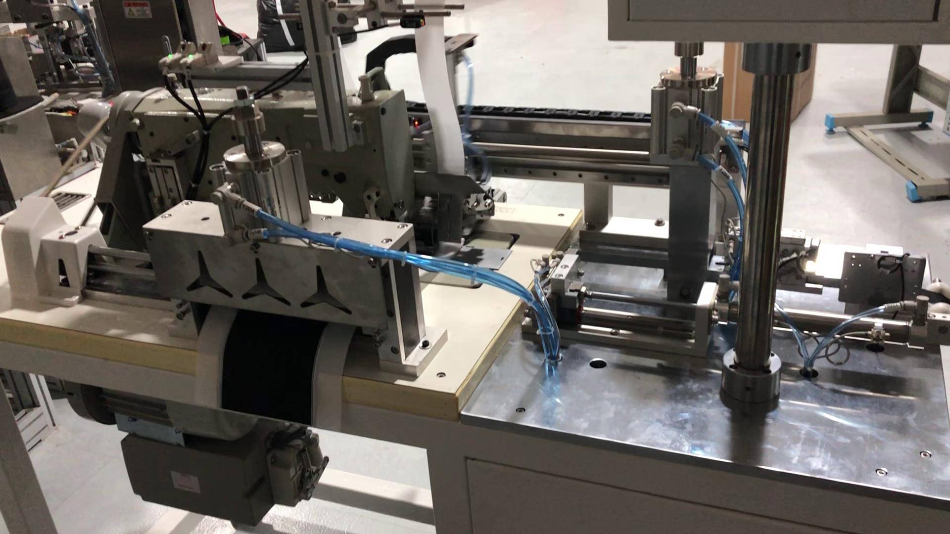 自动穿拉链头机的日常维护和保养