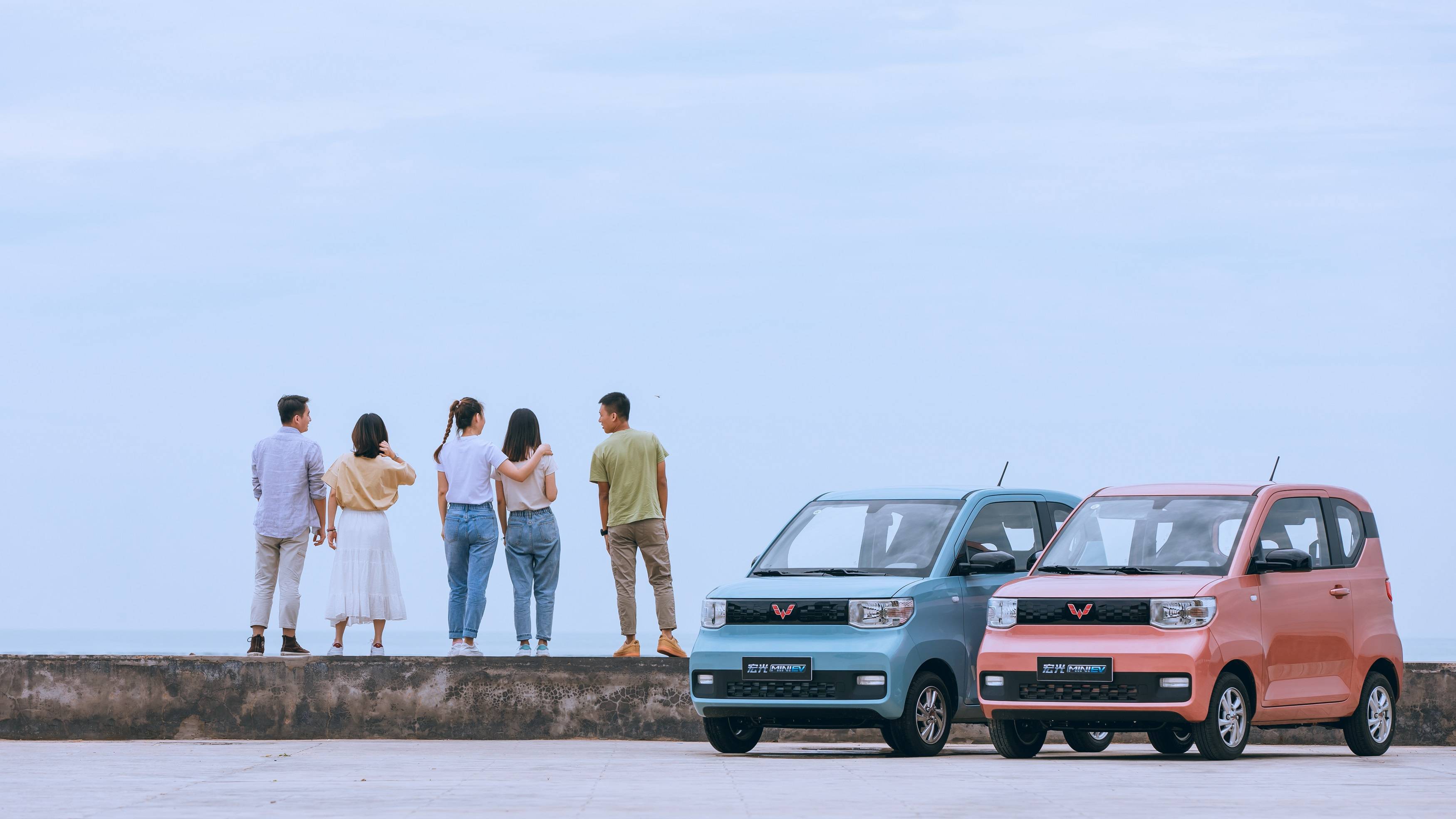 在7月份上市的宏光mini ev,可以说打破了人们对小型新能源汽车的固有