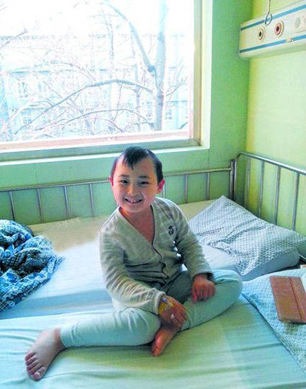 同是"春晚童星",一个8岁因绝症去世,另一个却被母亲当众掌掴_邓鸣