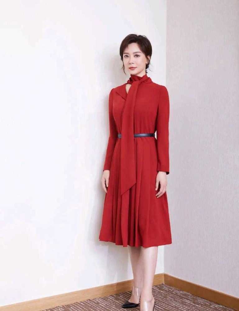 刘芳菲主持太会穿了,一袭酒红色过膝连衣裙亮相,端庄又优雅